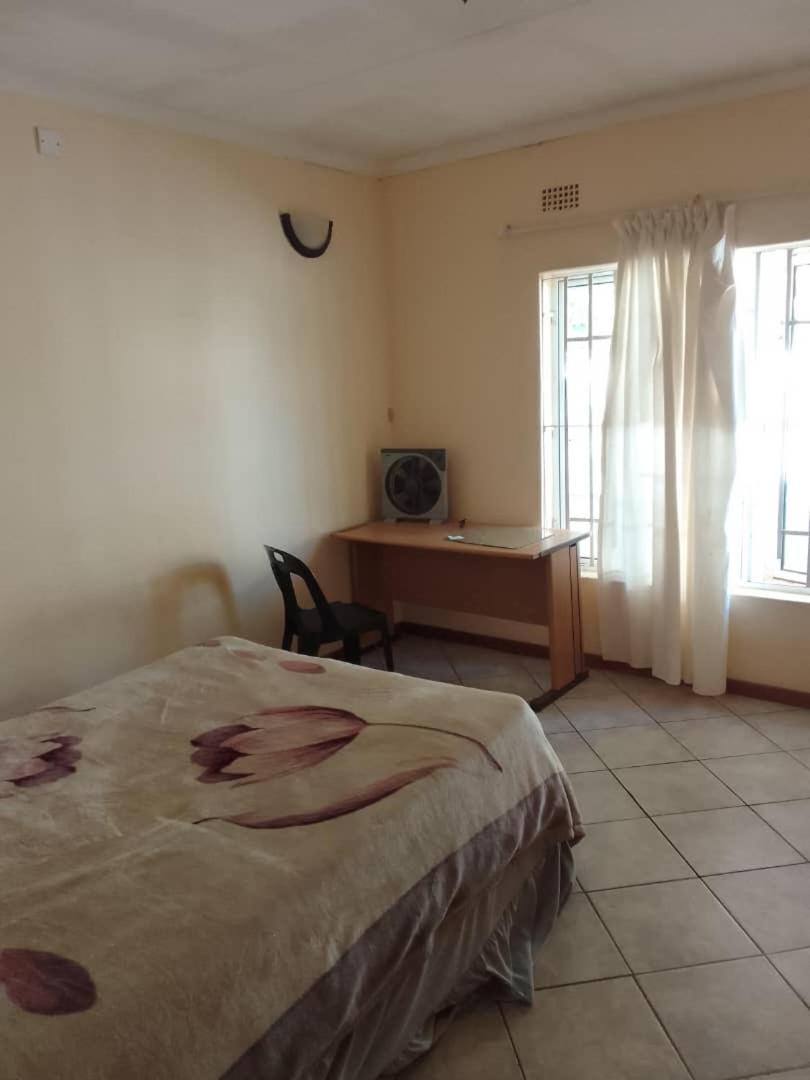 לינה וארוחת בוקר גאבורון Sugar Shack Backpackers Botswana מראה חיצוני תמונה