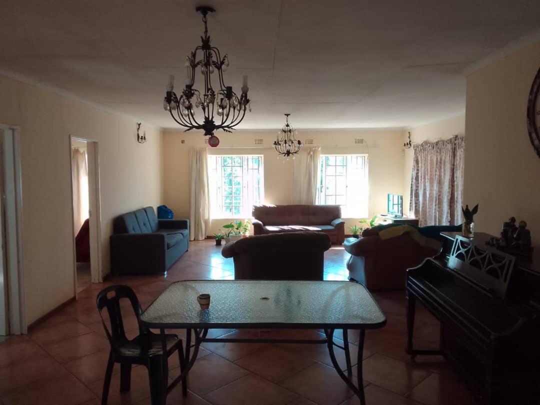לינה וארוחת בוקר גאבורון Sugar Shack Backpackers Botswana מראה חיצוני תמונה